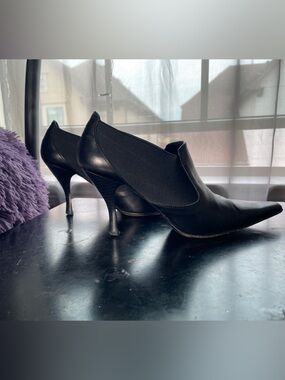 Donald J. Pliner Black Pointed Leather slip on pumps size 8.5